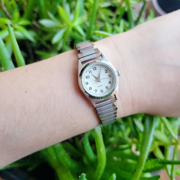Vintage Classic Silver Quartz Stretch Watch - Picture 1 of 6